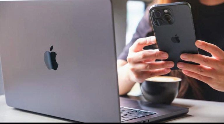 Apple laptop