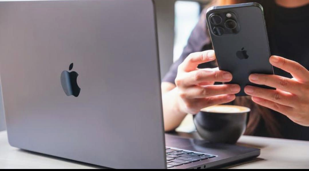 Apple laptop